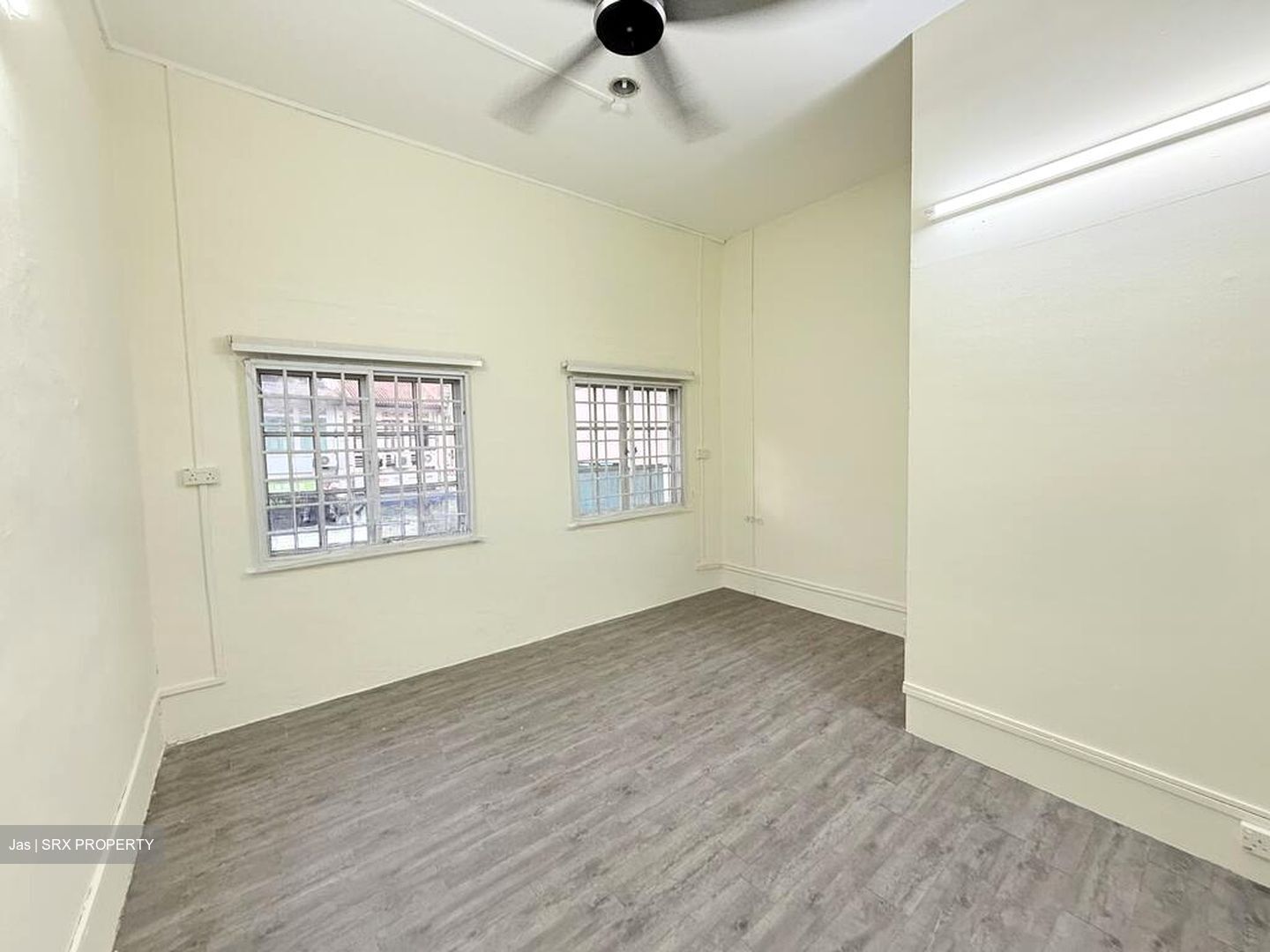 Jalan Besar (D8), Office #500559201